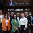 Mehrere Personen stehen vor dem Eingang des Rotenburger Jugendhofs. Sie schauen in die Kamera und sind gut gelaunt.