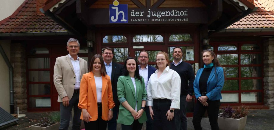 Mehrere Personen stehen vor dem Eingang des Rotenburger Jugendhofs. Sie schauen in die Kamera und sind gut gelaunt.