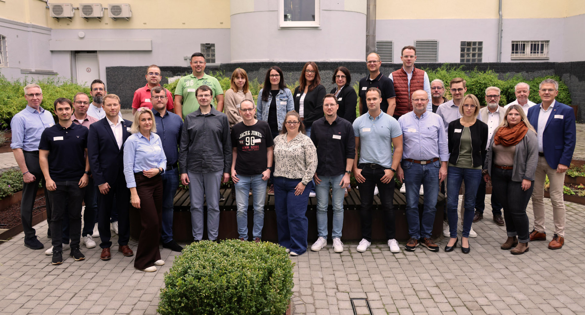 Gruppenfoto Netzwerktreffen Digitalisierung Knapp 30 Vertreterinnen und Vertreter des Landkreises sowie der Städte und Gemeinden stehen im Innenhof des Bad Hersfelder Landratsamts für ein Gruppenfoto zusammen.