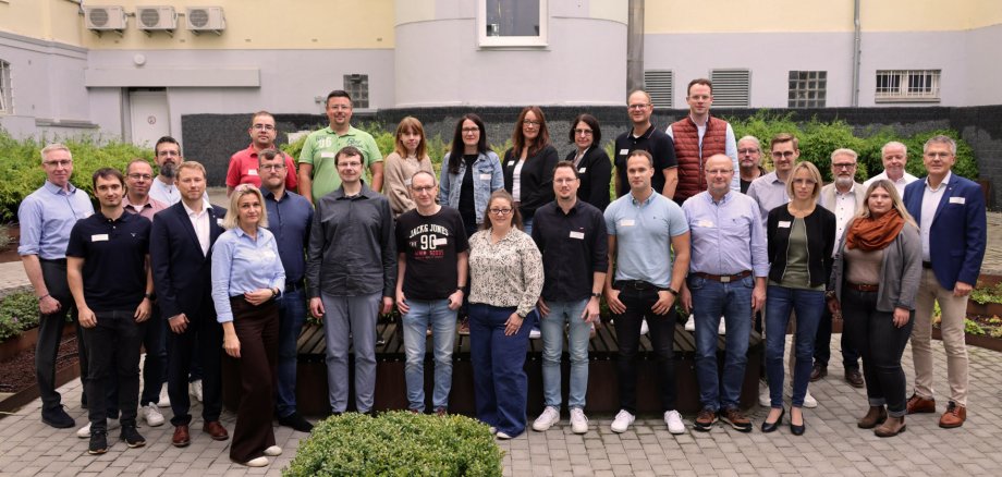 Knapp 30 Vertreterinnen und Vertreter des Landkreises sowie der Städte und Gemeinden stehen im Innenhof des Bad Hersfelder Landratsamts für ein Gruppenfoto zusammen.