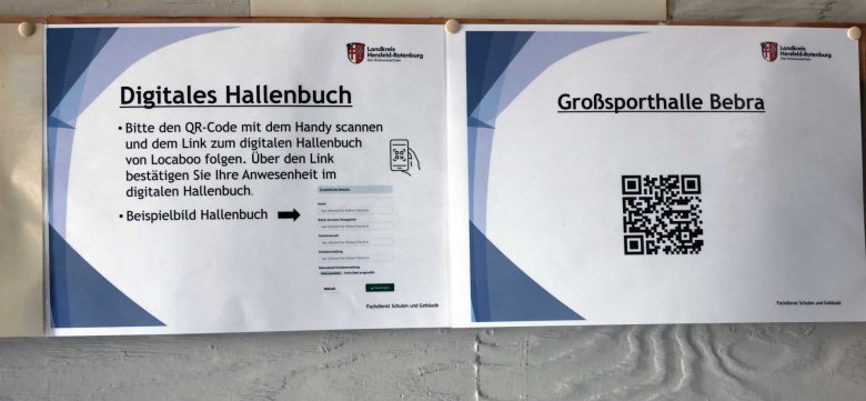 Zwei Aushänge informieren über das digitale Hallenbuch des Landkreises Hersfeld-Rotenburg. Der linke Aushang erklärt die Anmeldung per Smartphone und die Bestätigung der Anwesenheit über Locaboo. Der rechte Aushang zeigt einen QR-Code für die Großsporthalle Bebra.