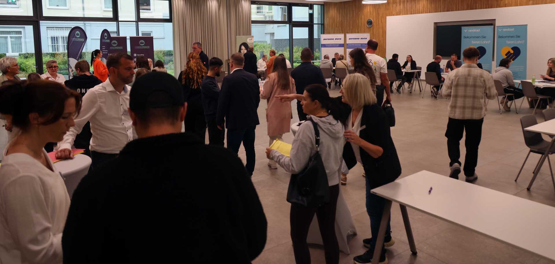Besucherinnen und Besucher informieren sich an verschiedenen Ständen von Arbeitgebern und Personaldienstleistern über berufliche Möglichkeiten.